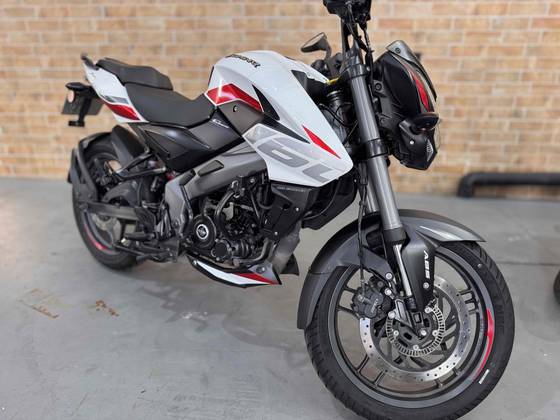 BAJAJ DOMINAR 160 